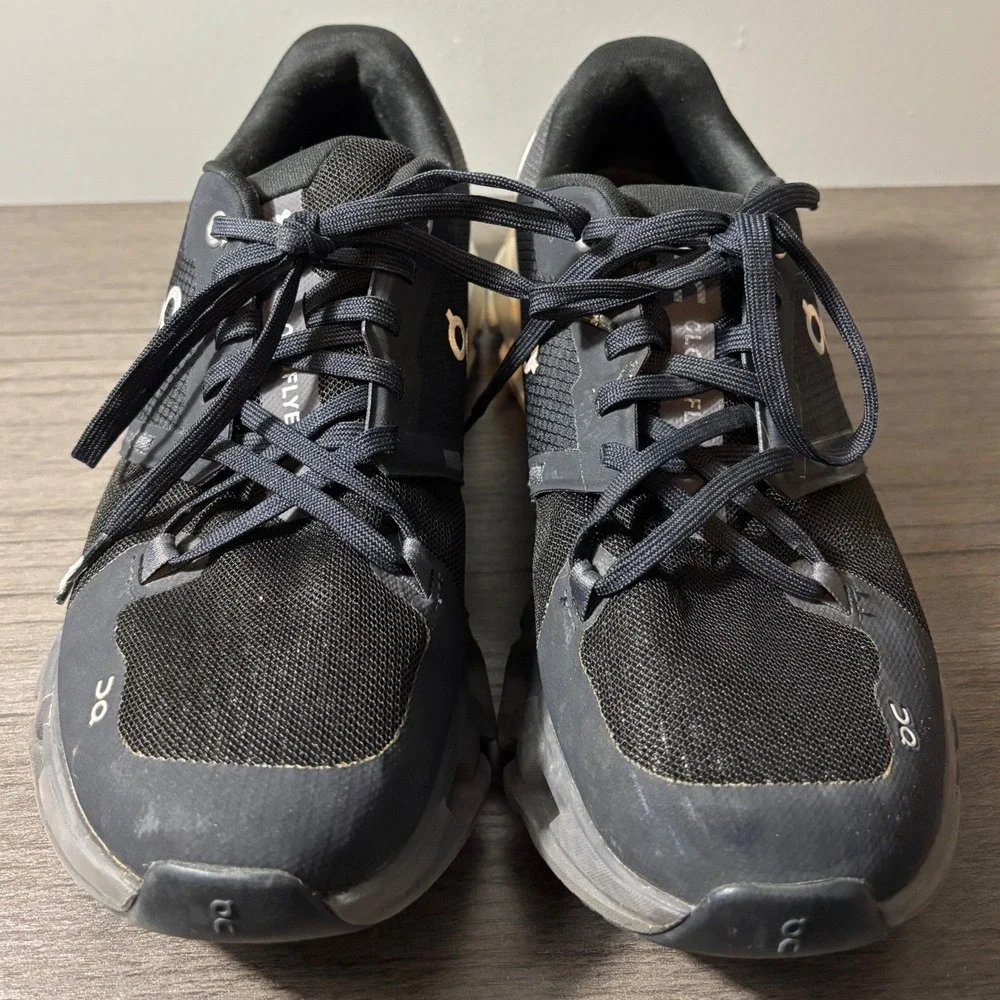 On Cloud On Running‎ Women's Cloudflyer 4 Sneakers Black White Size 8